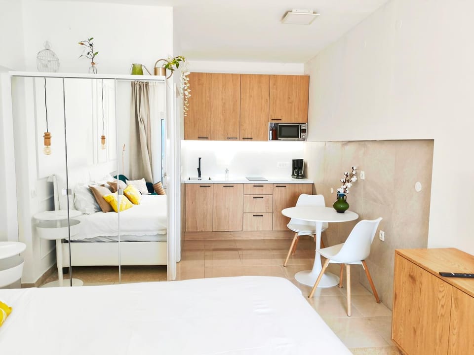 Kitchen or kitchenette, Dining area, wardrobe