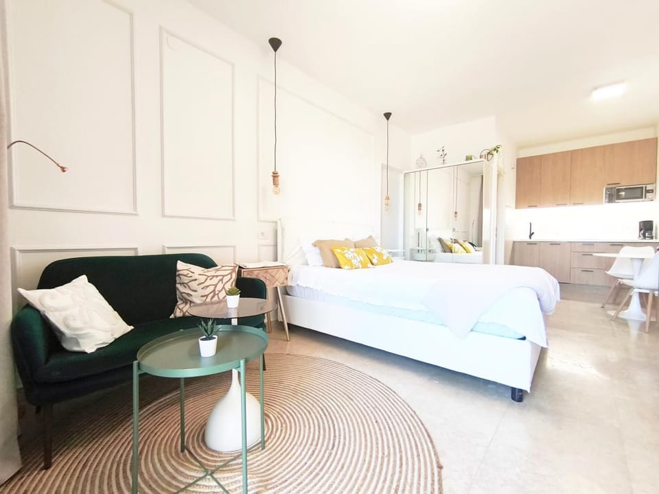 Bed, Living room