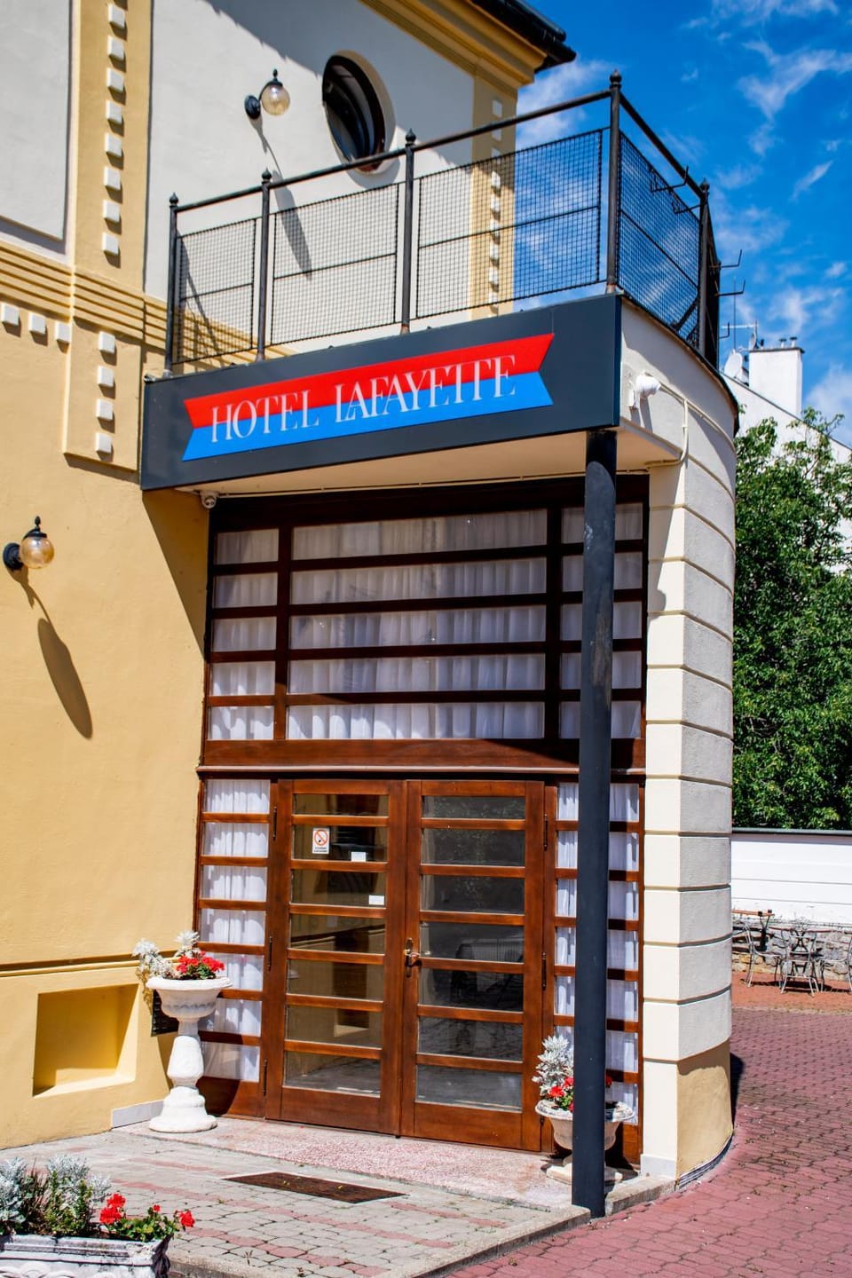 Facade/entrance