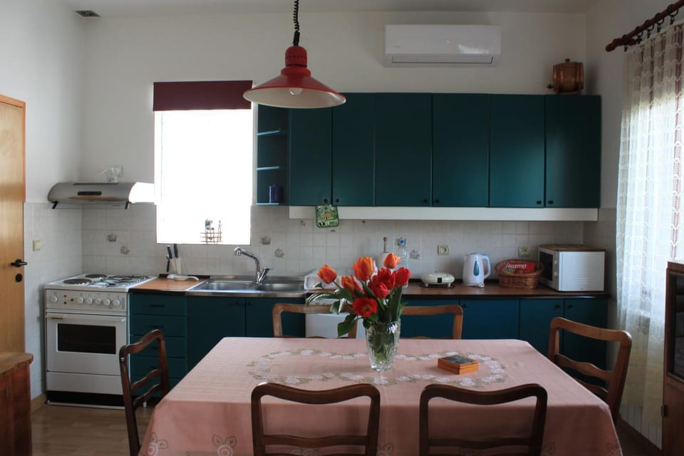 Living room, Dining area, pet friendly