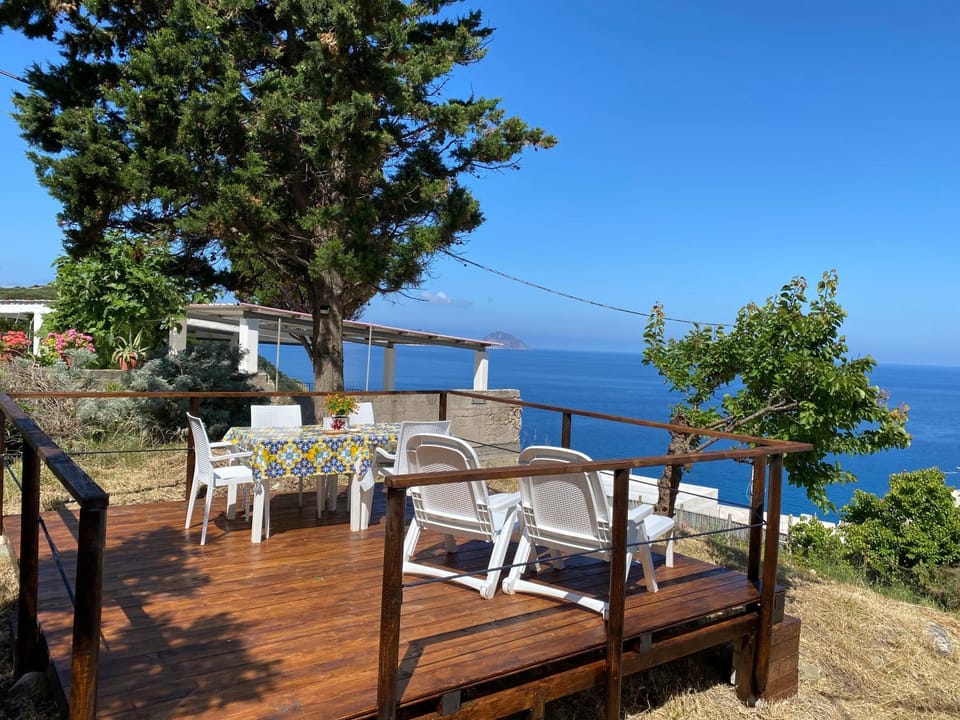 Natural landscape, View (from property/room), Balcony/Terrace, Dining area, Sea view