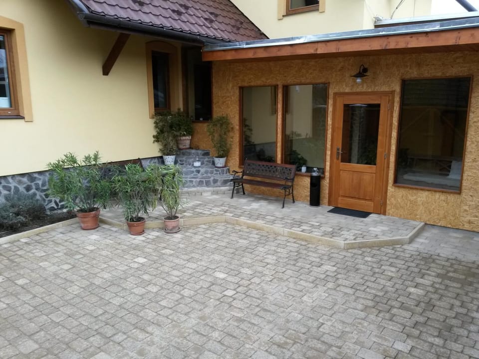 Facade/entrance