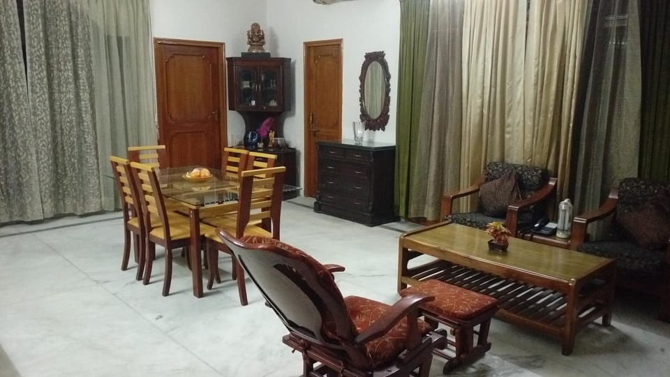 Seating area, Dining area