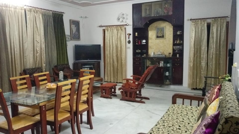 Communal lounge/ TV room, Seating area, Dining area