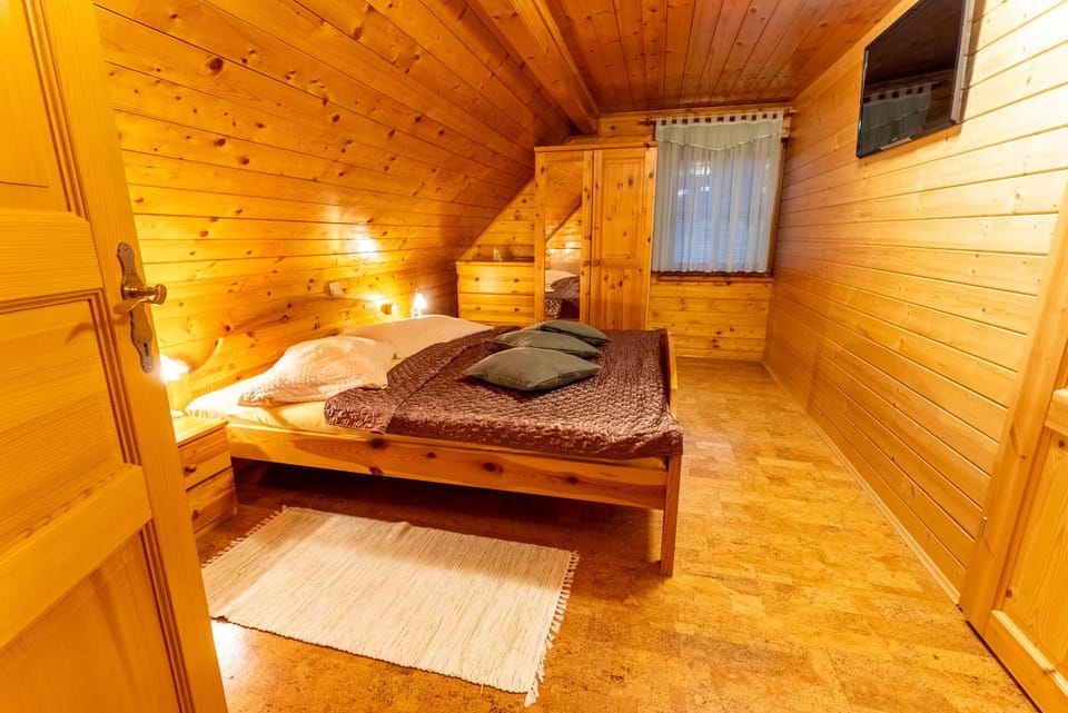 Bed, TV and multimedia, Bedroom, wardrobe