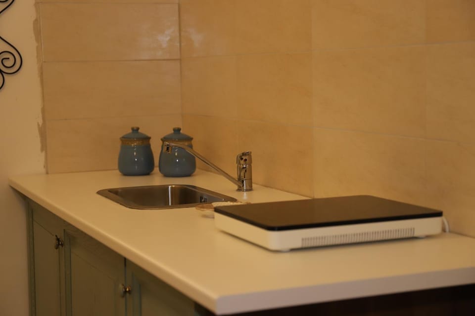 Kitchen or kitchenette, Food and drinks