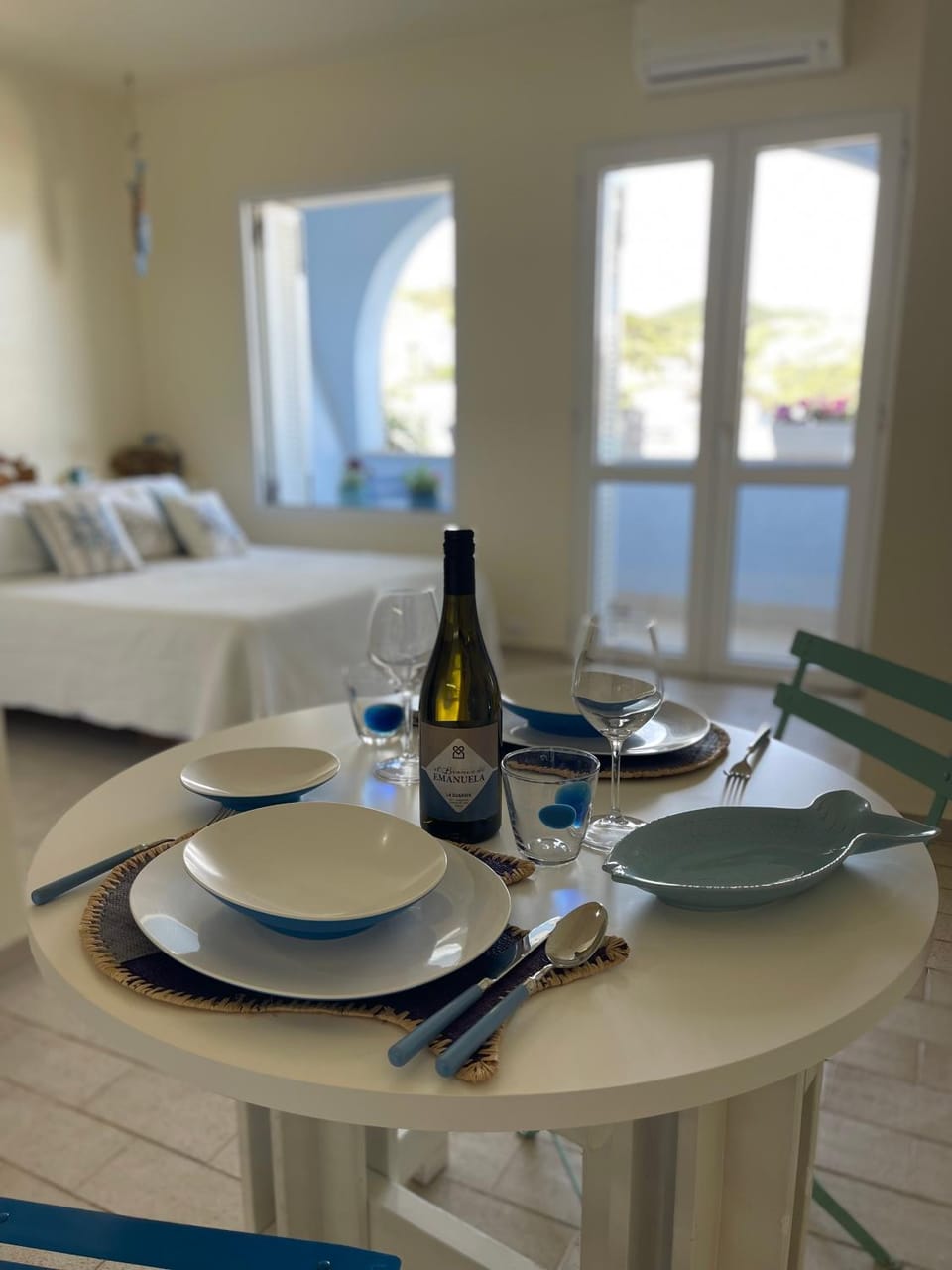 Photo of the whole room, Dining area