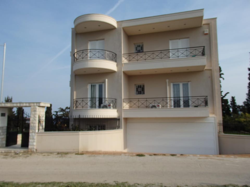 Facade/entrance