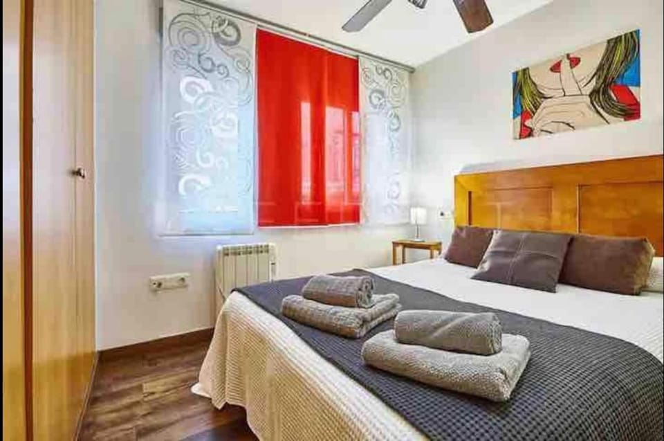 Bed, Photo of the whole room, towels