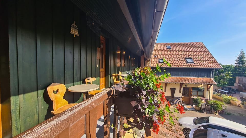 Property building, Patio, Day, Balcony/Terrace, Dining area, Landmark view, Swimming pool, Location, Inner courtyard view, Parking