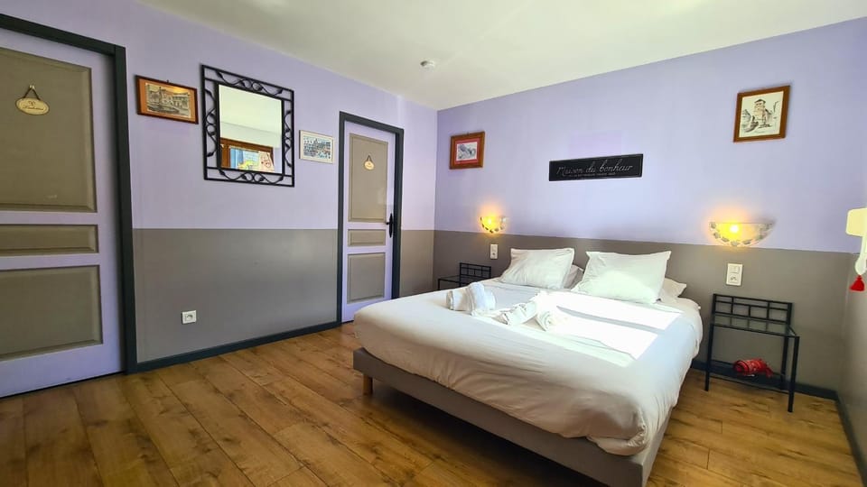 Toilet, Spring, Bed, Day, Winter, Summer, Living room, Photo of the whole room, Bedroom, Autumn, On site, Seasons, Time of day, Location, acessibility
