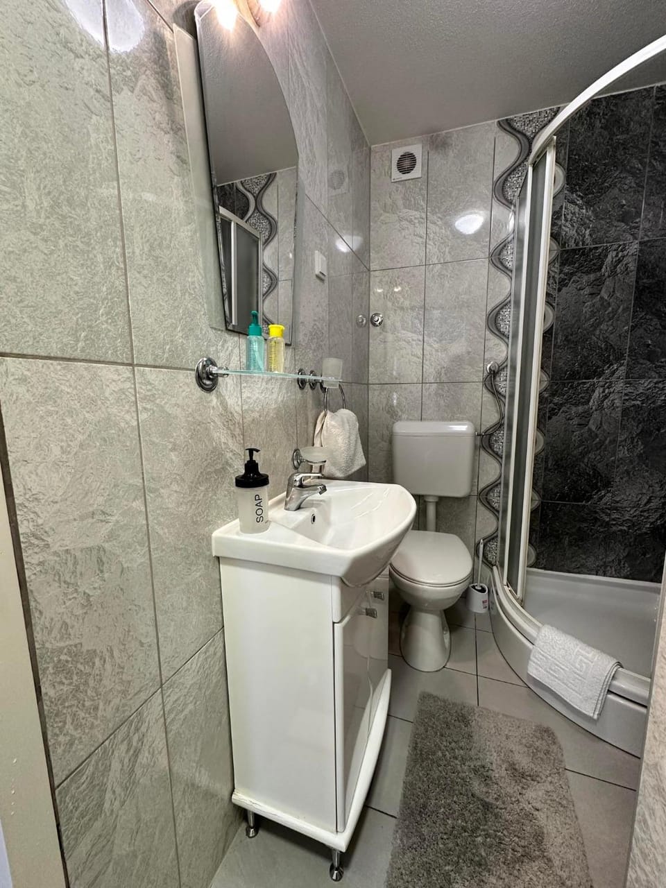Shower, Toilet, Bathroom, towels