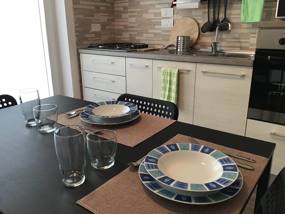 Kitchen or kitchenette, Dining area