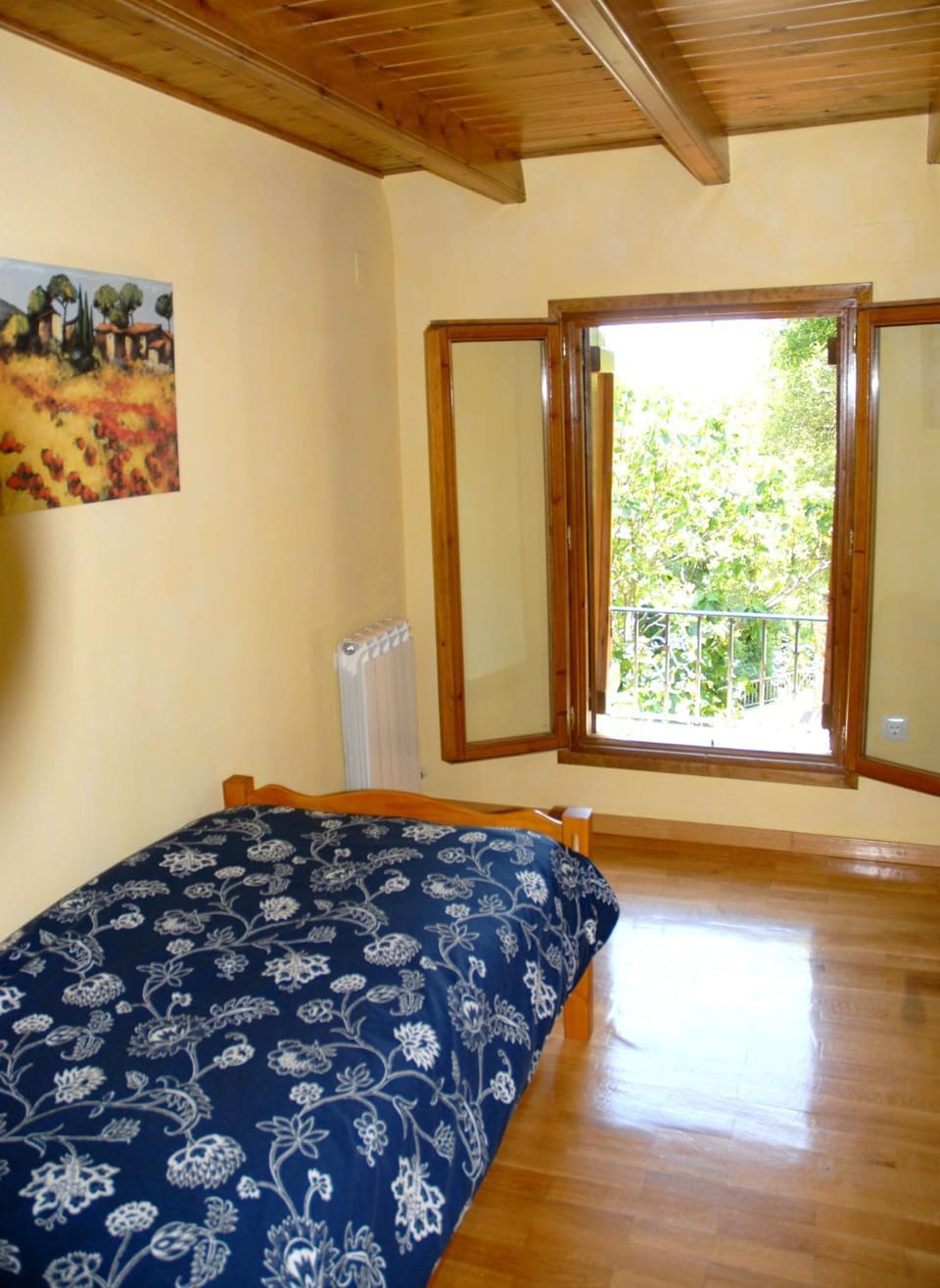 Photo of the whole room, bunk bed