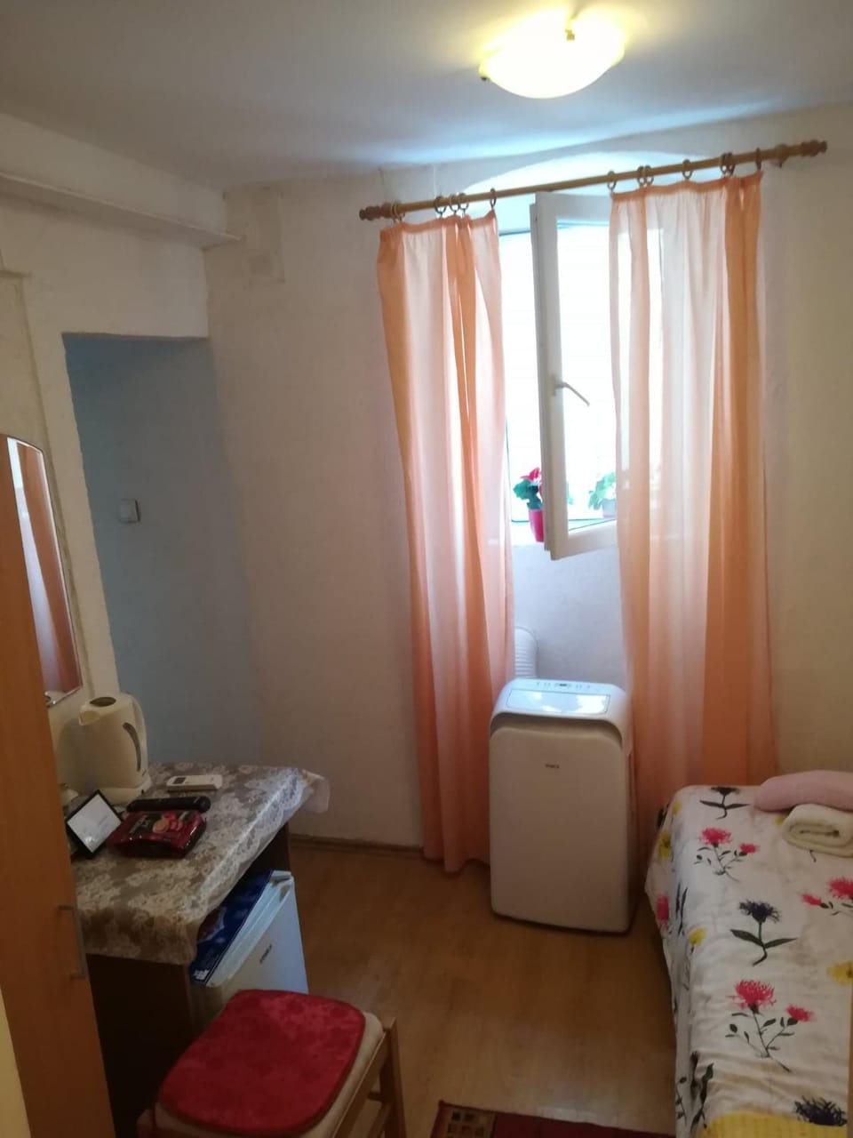 Bed, Seating area