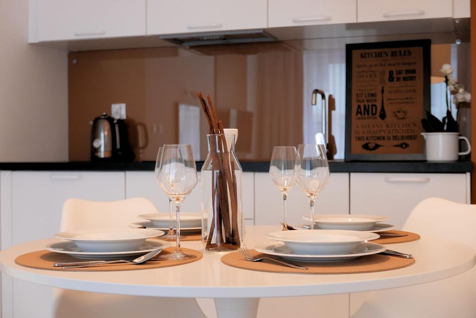 Kitchen or kitchenette, Dining area