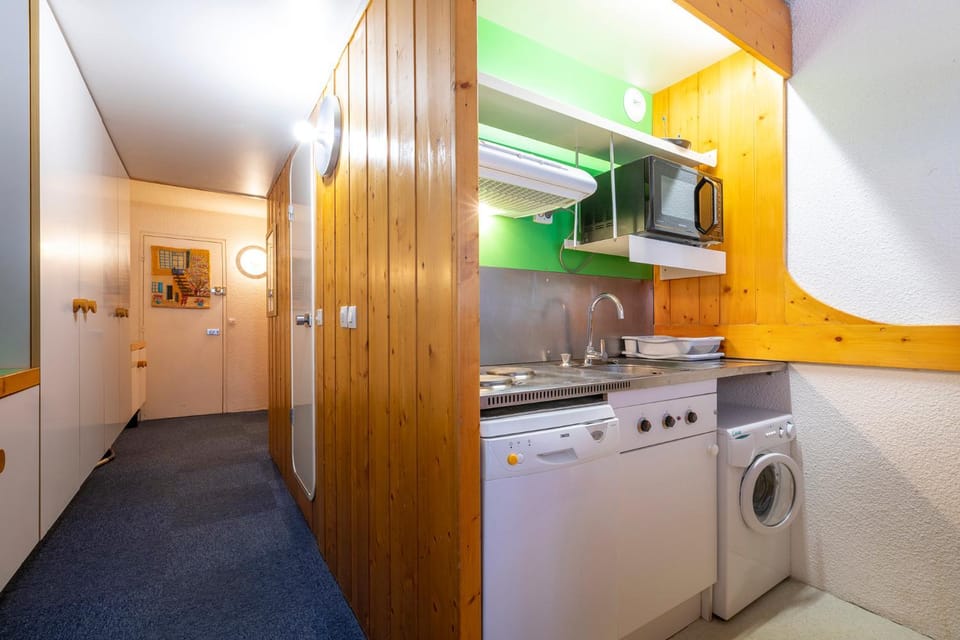 Kitchen or kitchenette, dishwasher, stove, washing machine