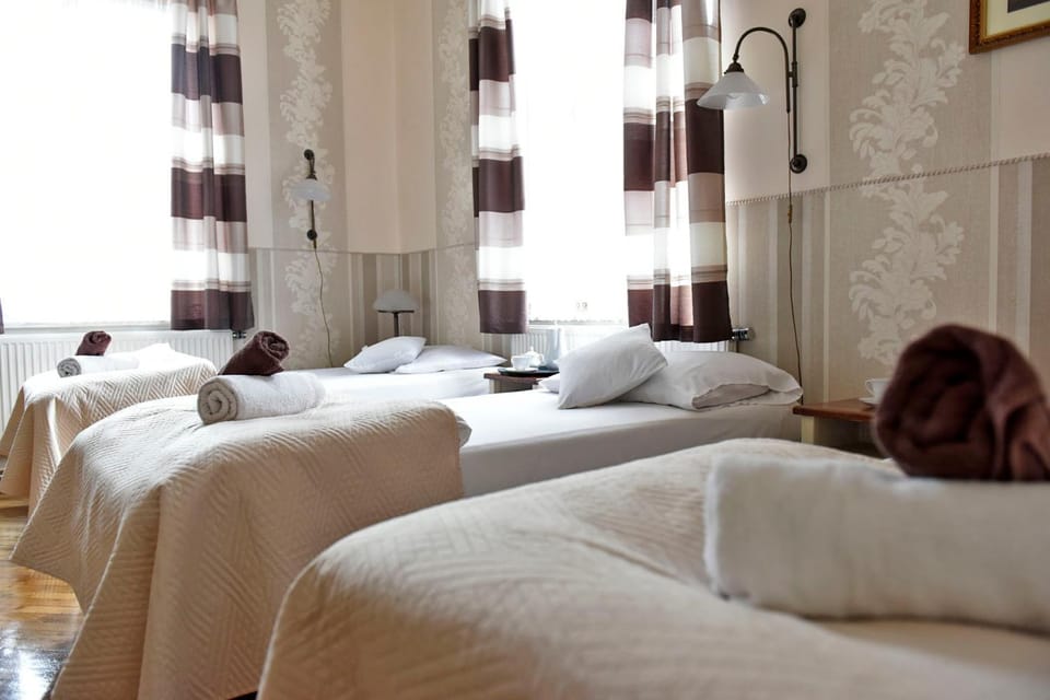 Bed, Seating area, Bedroom, Family
