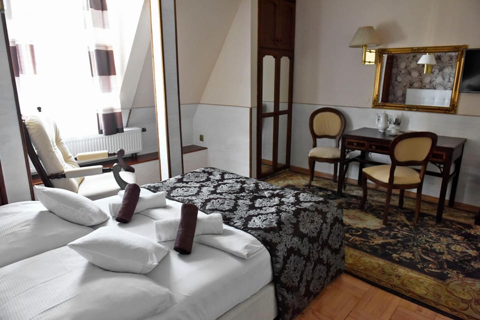 Bed, Seating area, Bedroom, Family