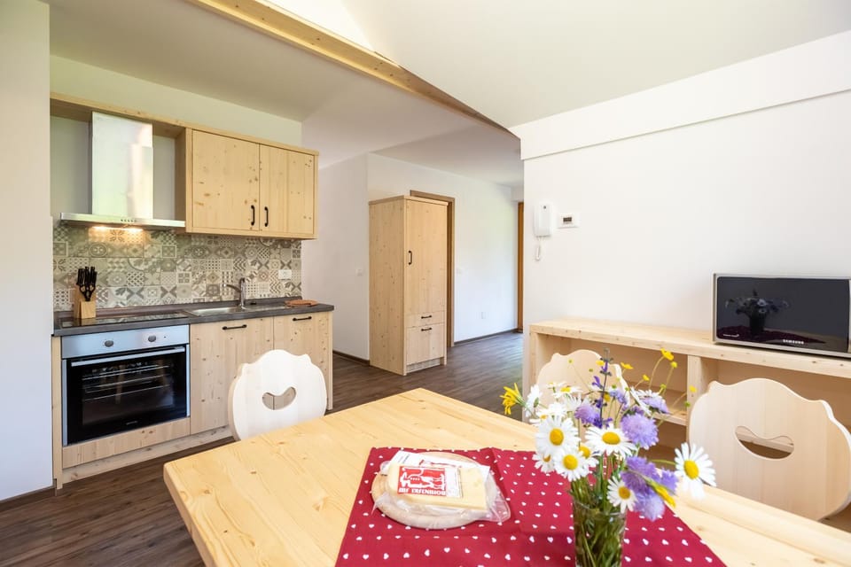 Kitchen or kitchenette, Dining area