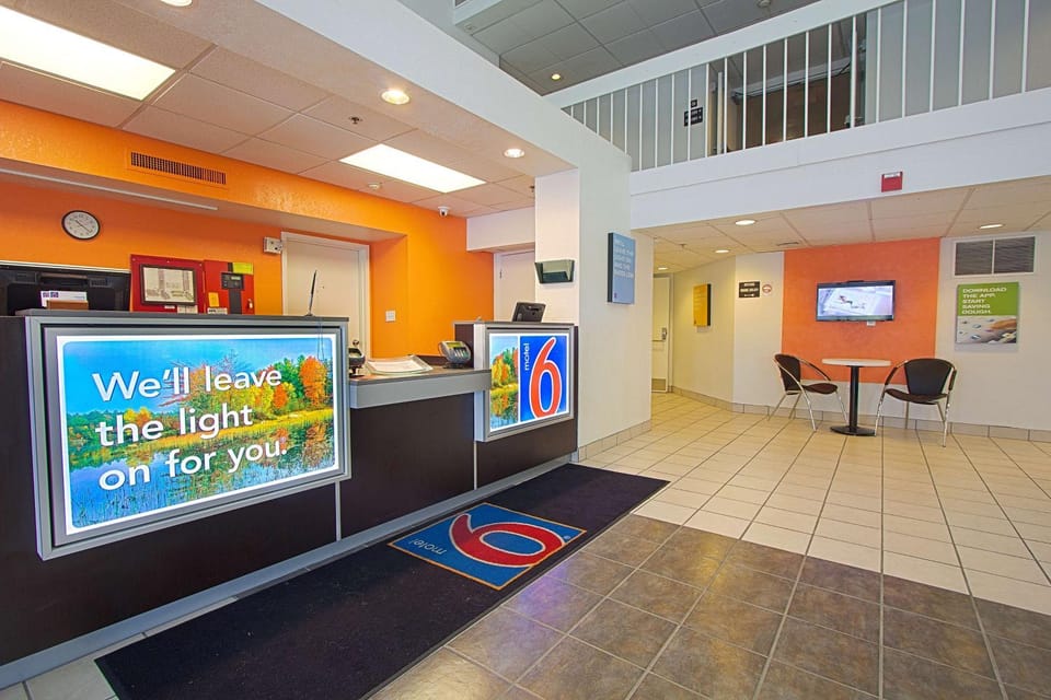 Communal lounge/ TV room, Property logo or sign, TV and multimedia, Lobby or reception, Seating area, Logo/Certificate/Sign, On site