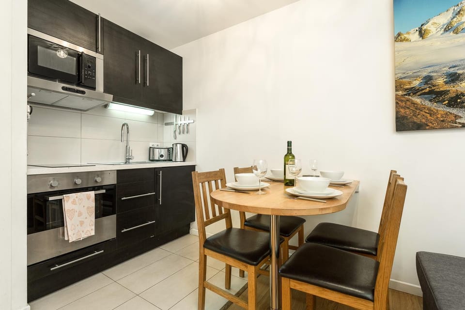 Kitchen or kitchenette, Dining area
