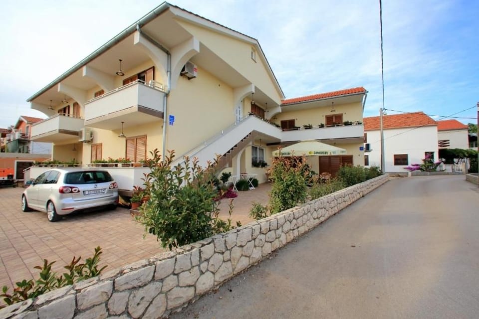 Location, children, Family