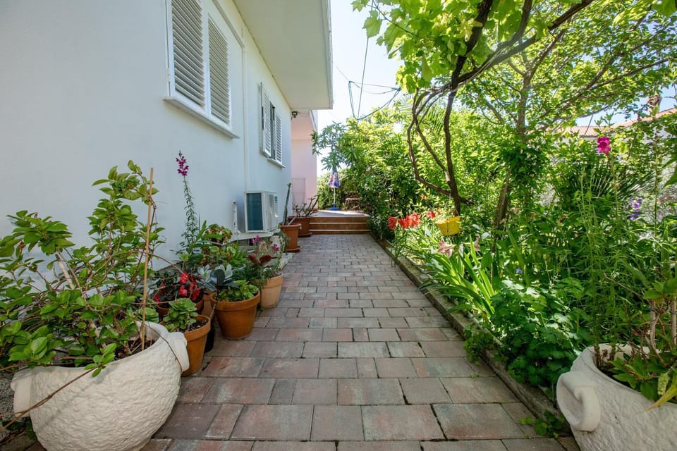 Location, children, Family