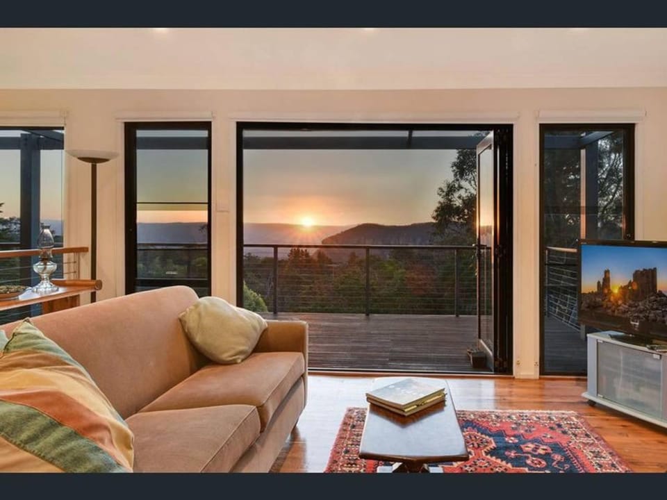 Communal lounge/ TV room, Natural landscape, TV and multimedia, Living room, Seating area, Evening entertainment, Mountain view
