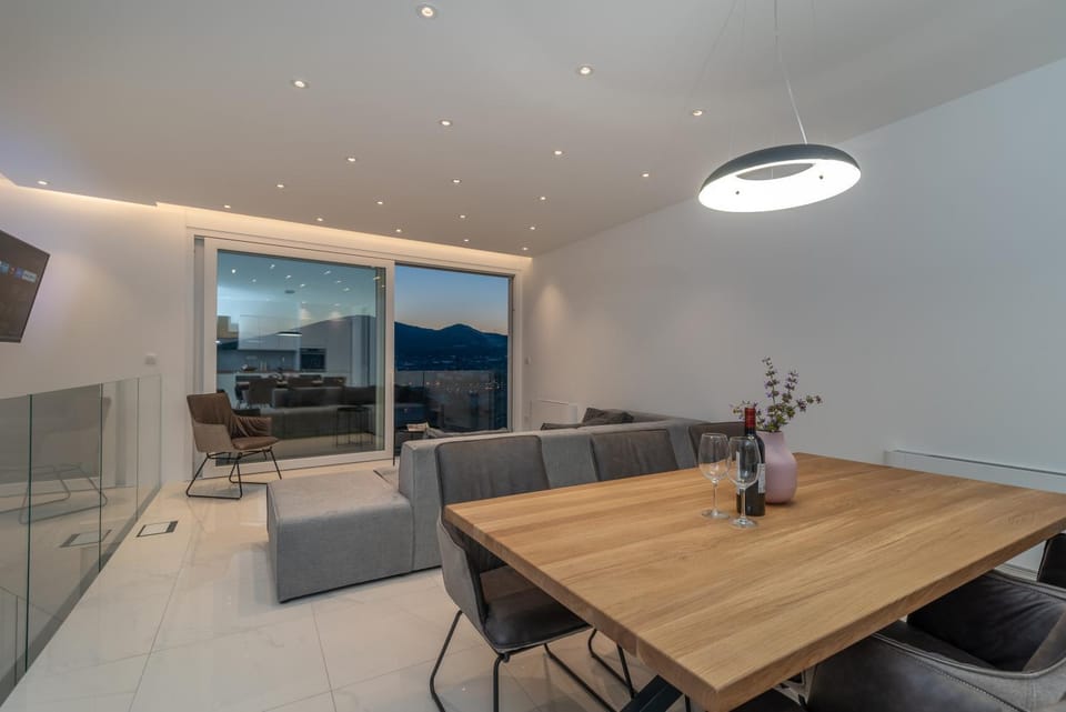TV and multimedia, Living room, Seating area, Dining area