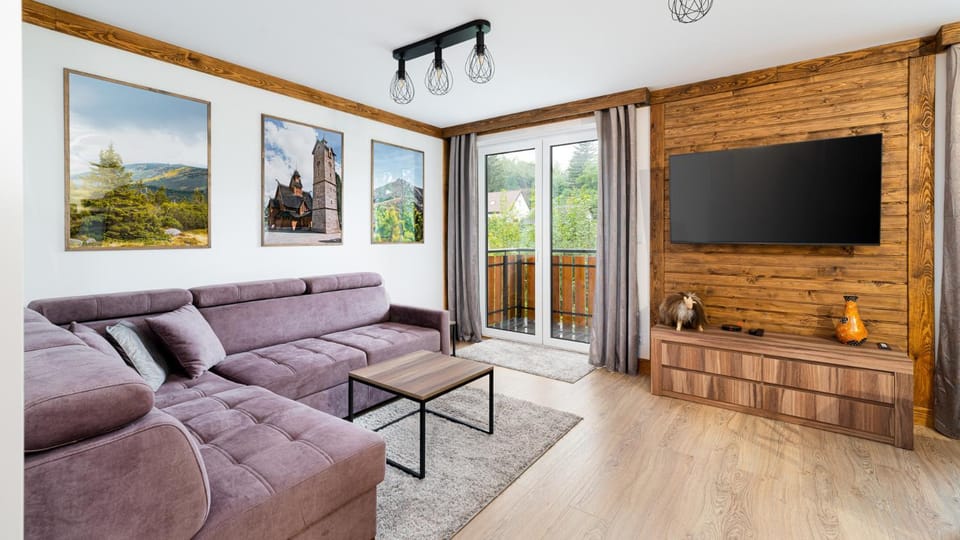 Communal lounge/ TV room, TV and multimedia, Living room, Seating area, Evening entertainment, Mountain view