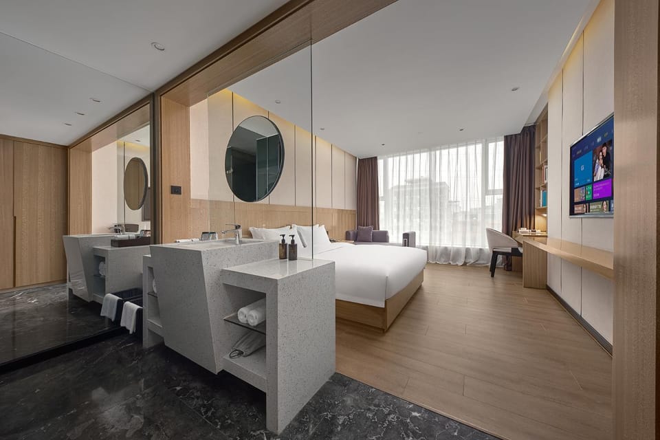 Bed, TV and multimedia, Living room, Photo of the whole room, Seating area, Dining area, Bedroom