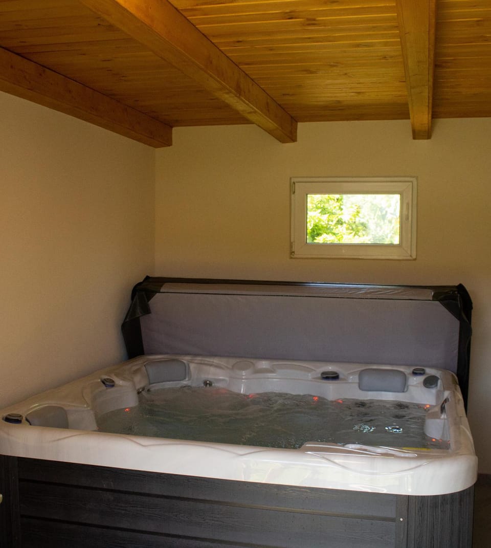 Hot Tub, Swimming pool