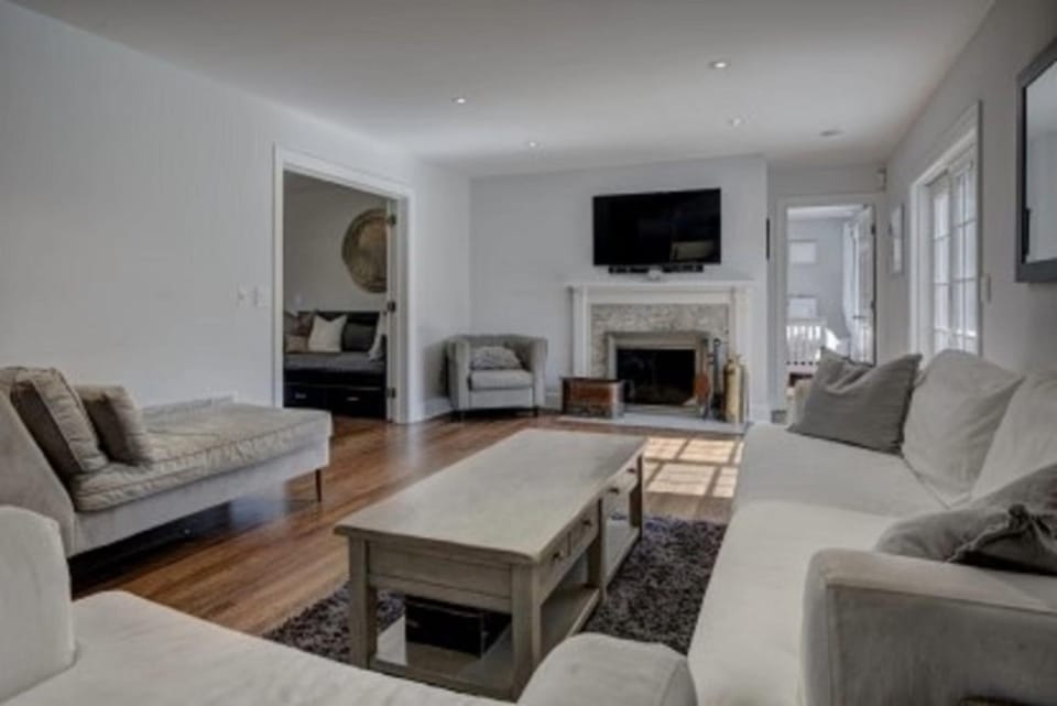 Communal lounge/ TV room, TV and multimedia, Living room, Seating area