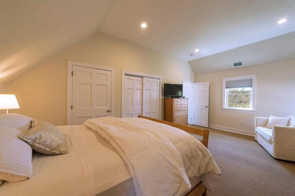 Bed, TV and multimedia, Photo of the whole room, Seating area, Bedroom