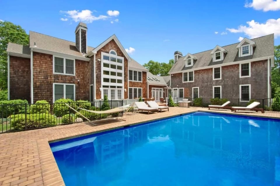Property building, Day, Pool view, Swimming pool, sunbed