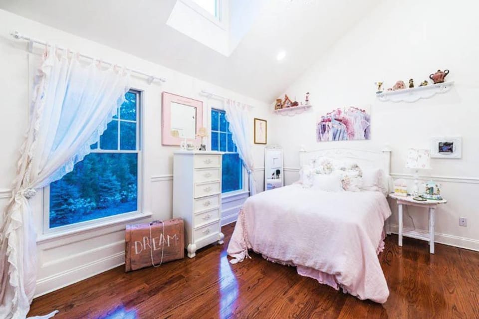 Bed, Photo of the whole room, Bedroom