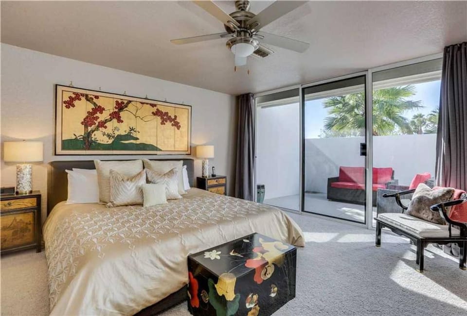 Bed, Balcony/Terrace, Photo of the whole room, Decorative detail, Seating area, Bedroom, fireplace