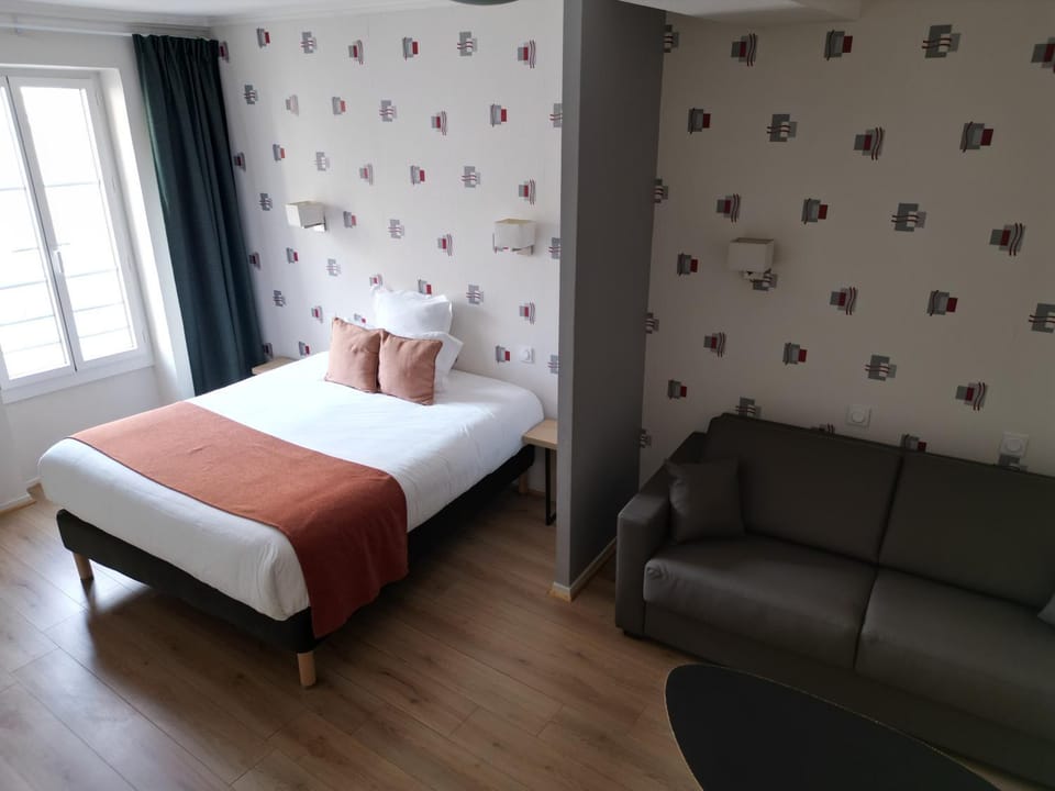 Bed, Living room, Photo of the whole room, Seating area, Bedroom