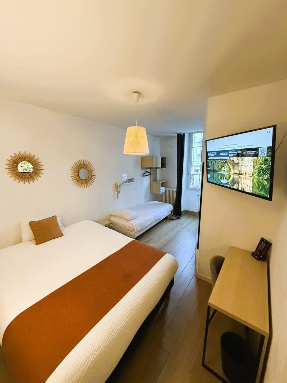 TV and multimedia, Photo of the whole room, Seating area, Bedroom, wardrobe