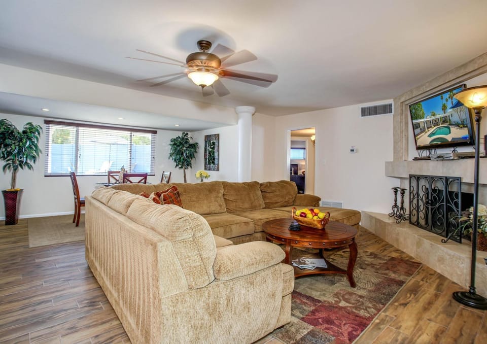 TV and multimedia, Living room, Seating area, fireplace