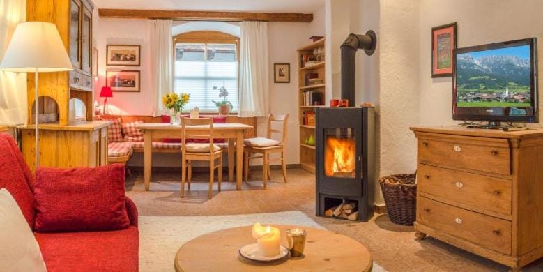 TV and multimedia, Living room, Seating area, Dining area, fireplace