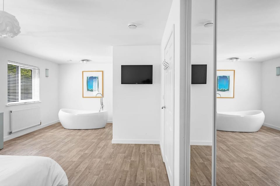 Bed, TV and multimedia, Bedroom, Bath