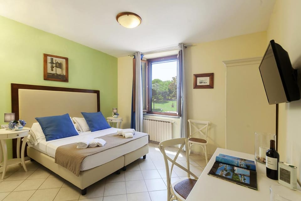 Bed, TV and multimedia, Bedroom, towels