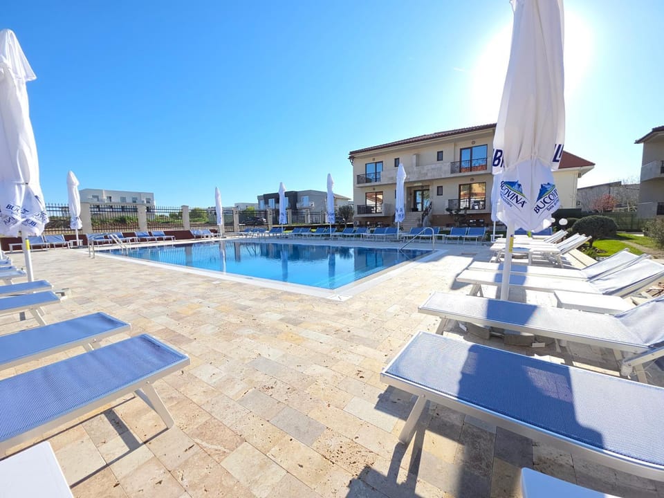 Property building, Swimming pool, sunbed