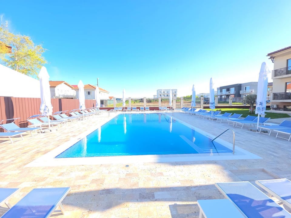 Day, Swimming pool, sunbed
