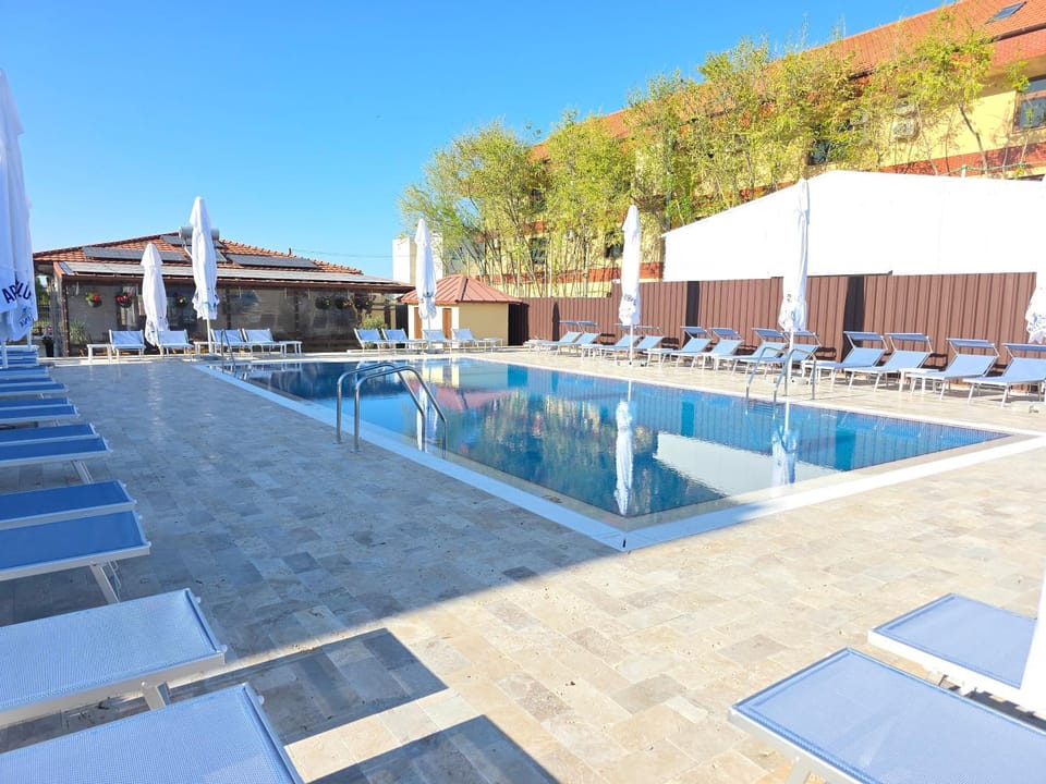 Swimming pool, sunbed