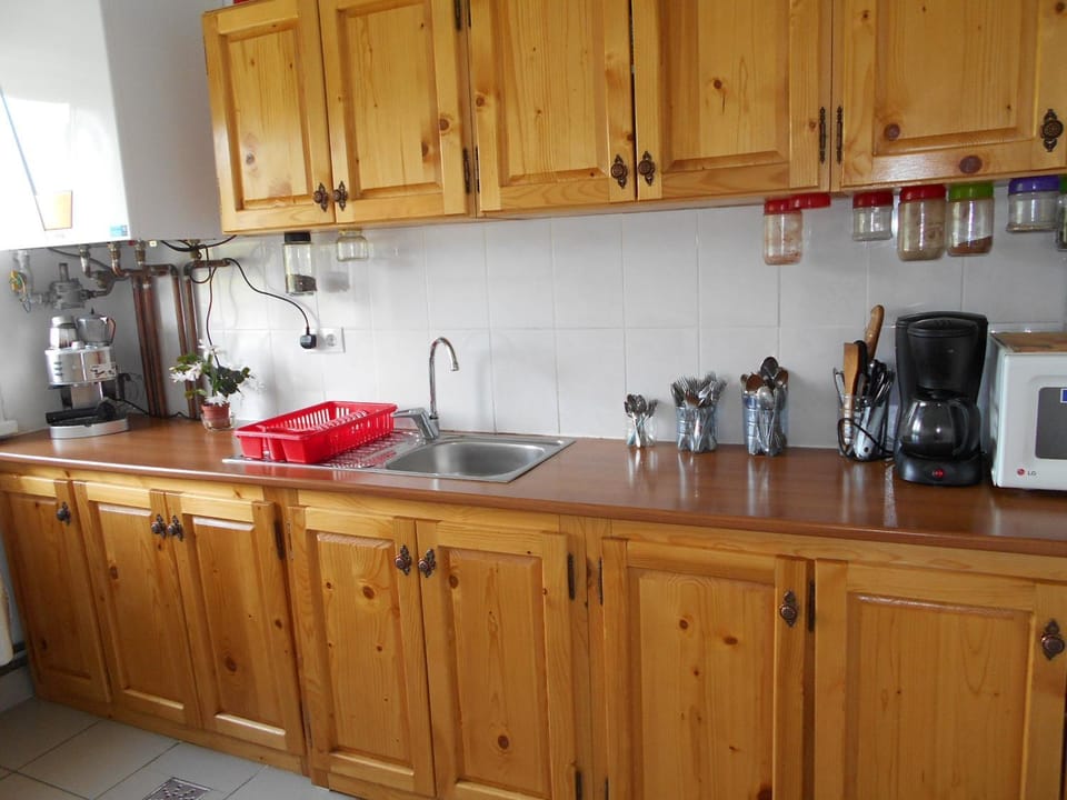 Coffee/tea facilities, pet friendly, stove, toaster
