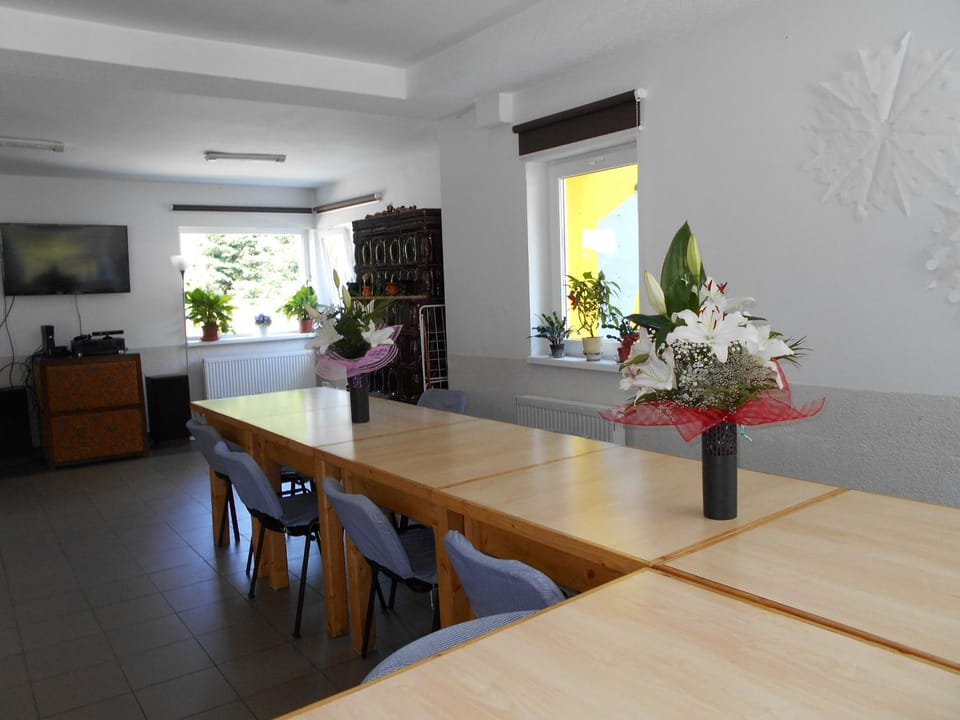 TV and multimedia, Living room, Seating area, Dining area