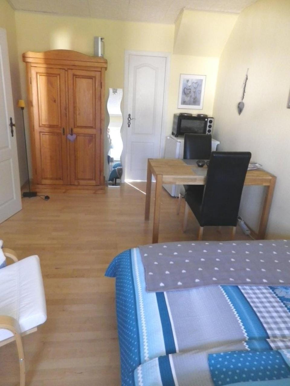 Bed, Dining area, wardrobe